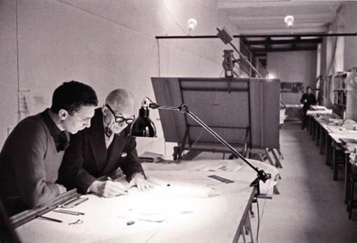 Le Corbusier et la Lampe Gras N°201 dans ses bureaux de la rue de Sèvres à Paris