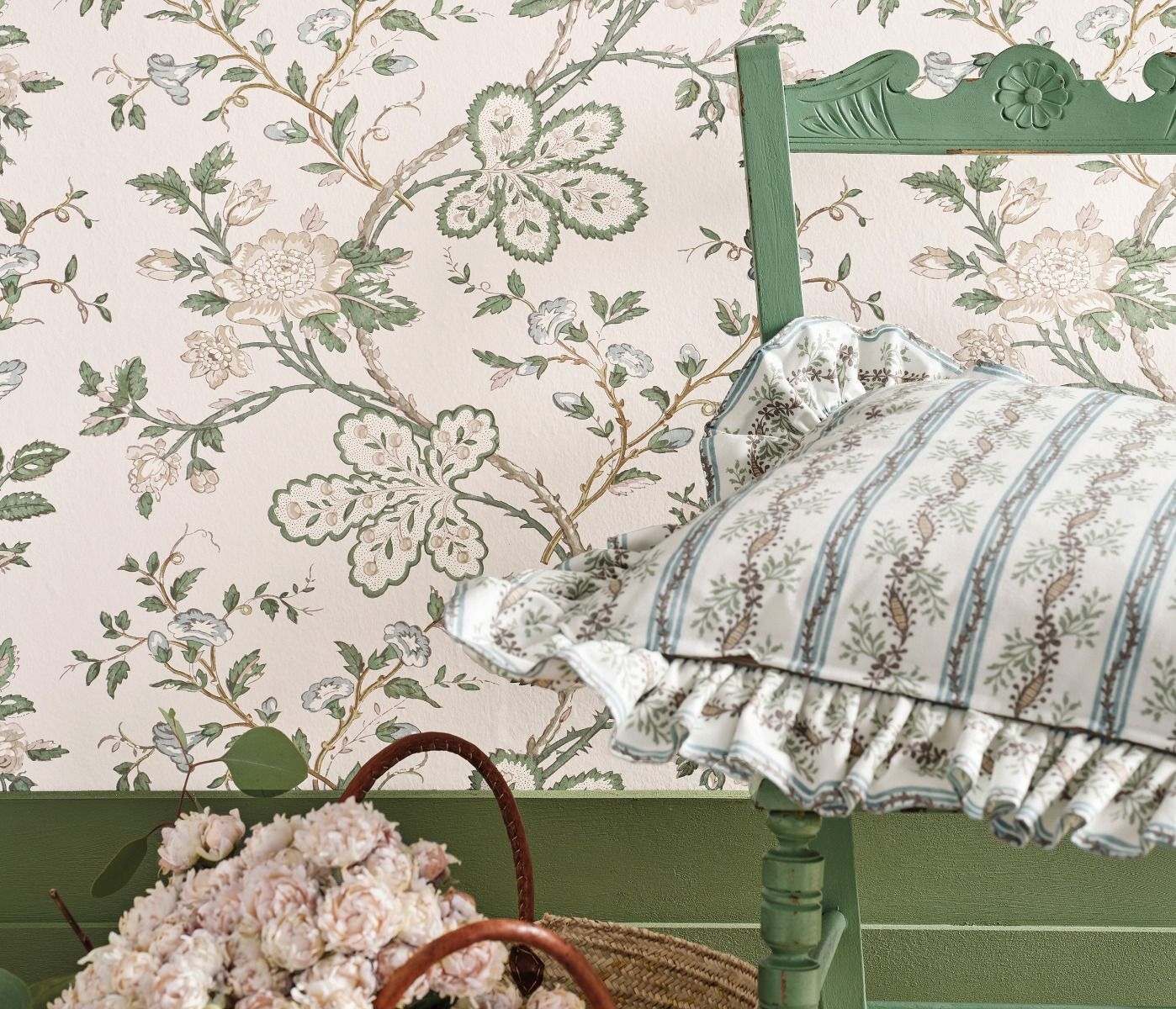 Papier peint fleuri Geneviève Nina Campbell motif rosier sauvage