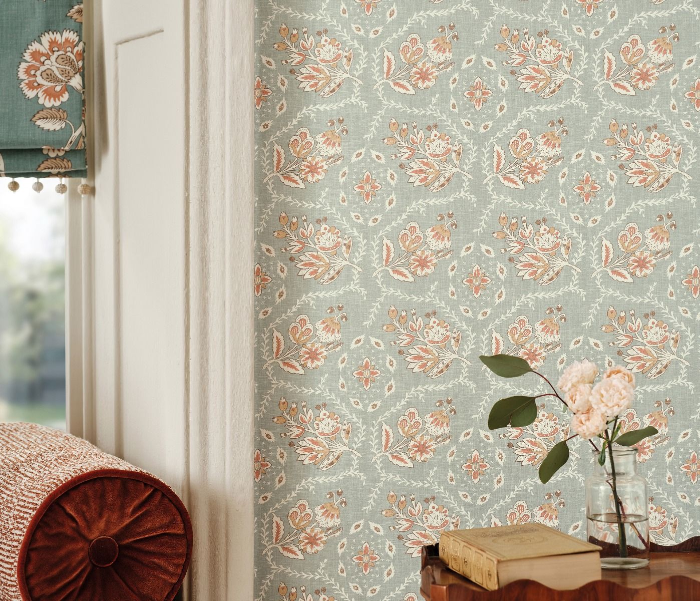 Papier peint fleuri Pagelle Nina Campbell effet lin ancien