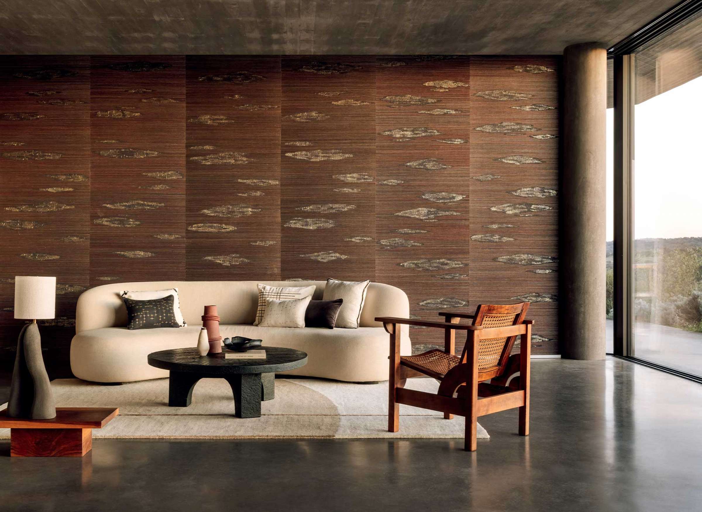 Peau de bête : Papier peint effet peau de bête derrière un canapé pour une décoration de salon chic et originale.