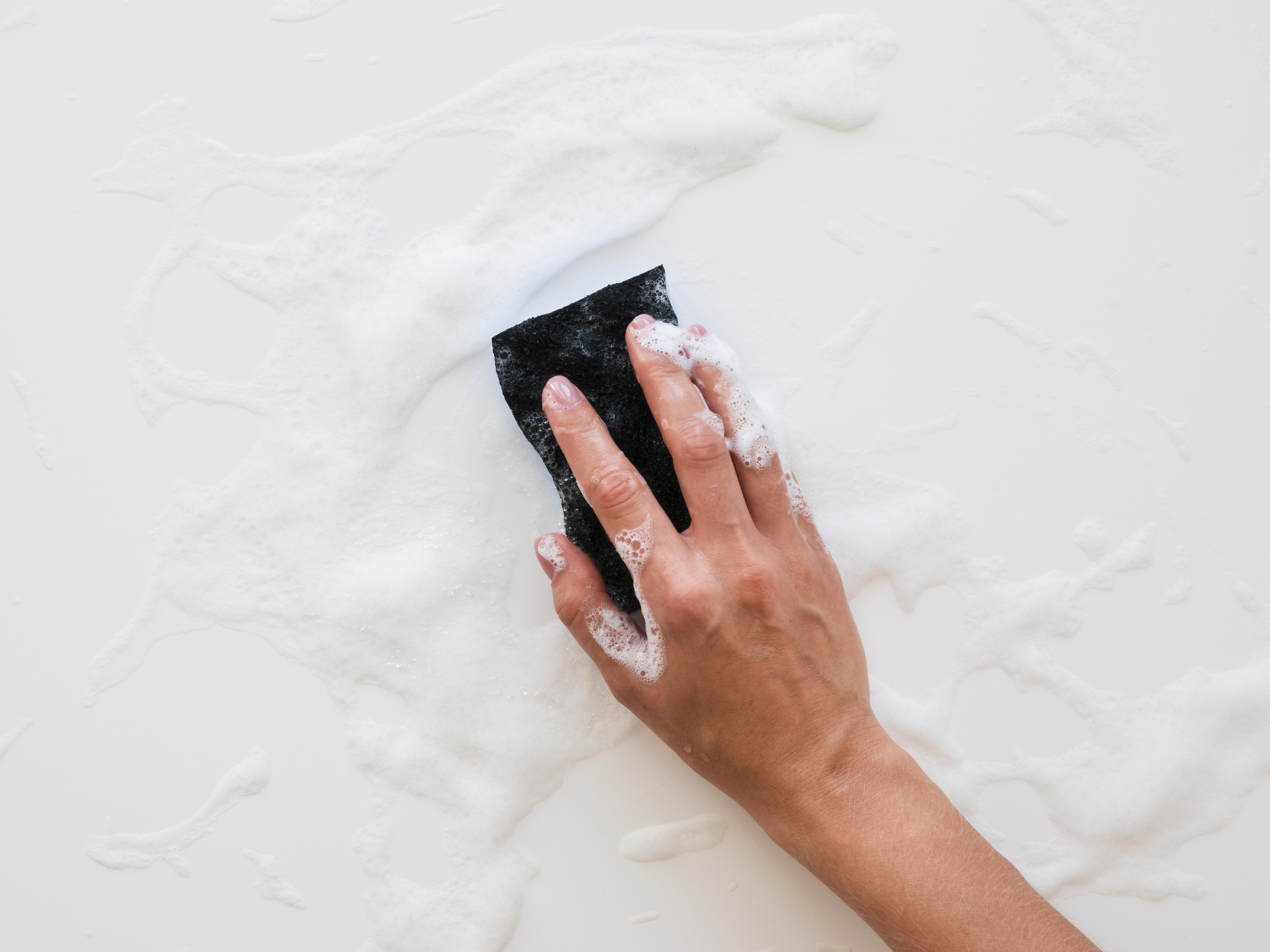 Comment préparer un mur avant de mettre du papier peint ?​